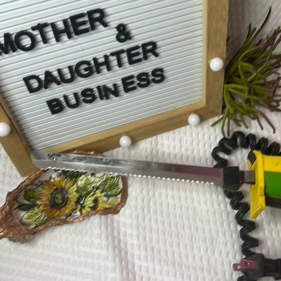 Mister Twister 120V Electric Knife (Green/Yellow) - Picture 2 of 5